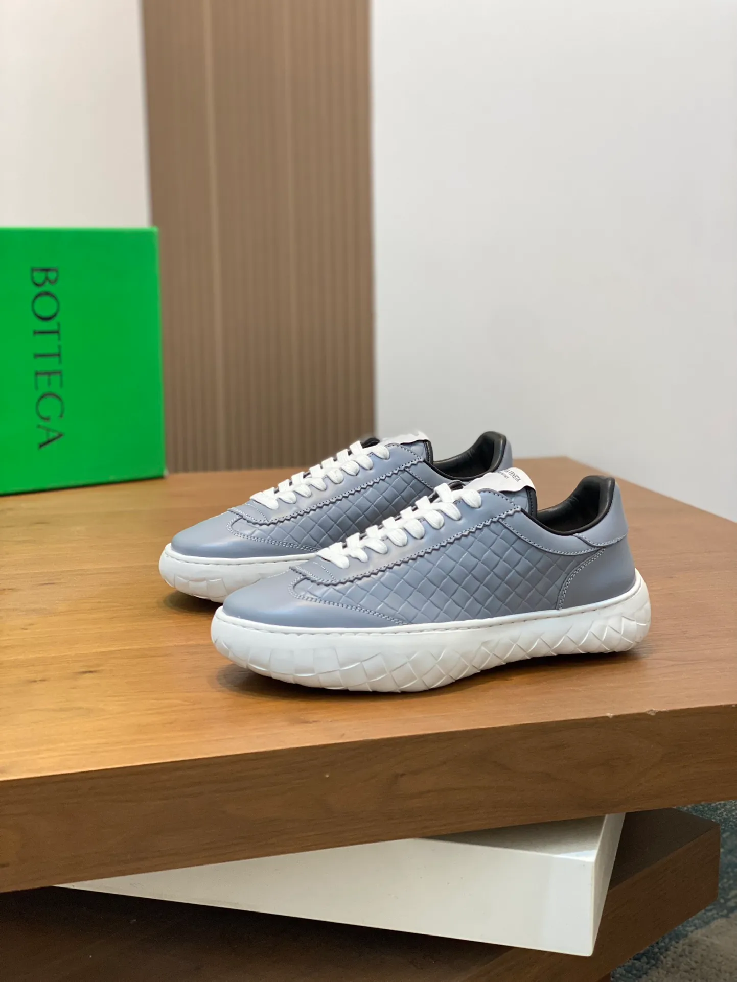 p440💰Men's Shoes BV/Bottega Veneta🆕The new men's moral training sneakers, made of Sneaker technology nylon and suede, inspired by retro basketball shoes, a new interpretation of classic sneakers, a lightweight, comfortable and breathable summer must-have item, the soles are made of classic woven texture, super recognizable, nylon suede stitching, full of texture!  Size: 38-45